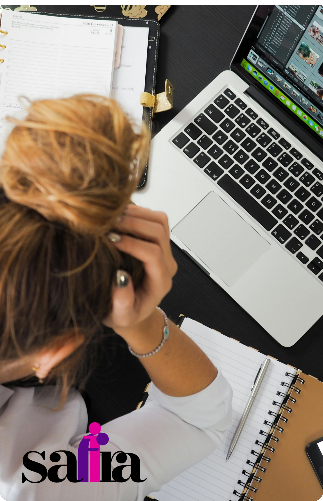 Visione dall'alto di donna disperata davanti ad un pc portatile